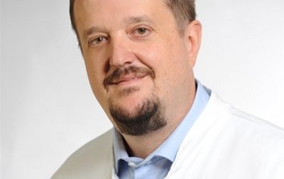 Porträt von Dr. med. Steffen Schnupp, Chefarzt für Innere Medizin und Kardiologie am Klinikum Coburg der Sana Kliniken Oberfranken.
