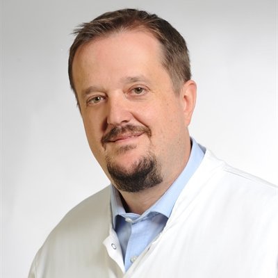 Porträt von Dr. med. Steffen Schnupp, Chefarzt für Innere Medizin und Kardiologie am Klinikum Coburg der Sana Kliniken Oberfranken.