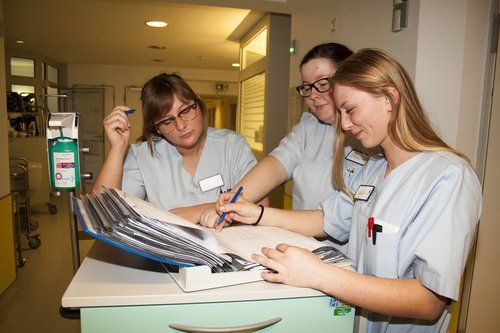 Die Schülerinnen Katalin (links) und Carla (rechts), hier mit der stellvertretenden Stationsleitung Yvonne Dahm, haben ihre Leitungserfahrung auf der chirurgischen Station gemacht. (Foto: Stefan Mülders)