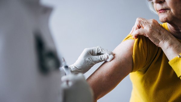 eine Patientin erhält eine Impfung