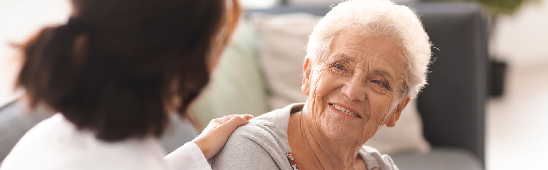 Seniorin im Gespräch