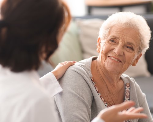 Seniorin im Gespräch