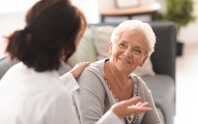 Seniorin im Gespräch