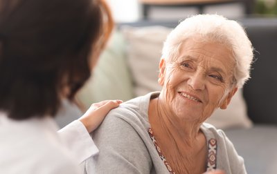 Seniorin im Gespräch