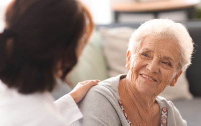 Seniorin im Gespräch