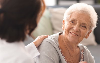 Seniorin im Gespräch