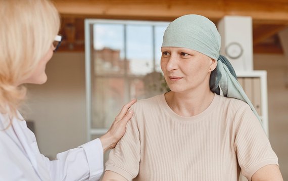 Eine Ärztin berät eine jüngere krebskranke Patientin