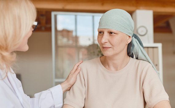 Eine Ärztin berät eine jüngere krebskranke Patientin