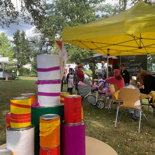 Ein Stand mit bunten Dosen beim Kinderfest der Kinderklinik in Lauchhammer