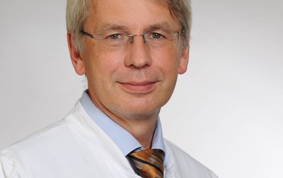 Porträt von Dr. med. Dirk Mayer, Chefarzt für Innere Medizin, Gastroenterologie am Klinikum Coburg der Sana Kliniken Oberfranken.