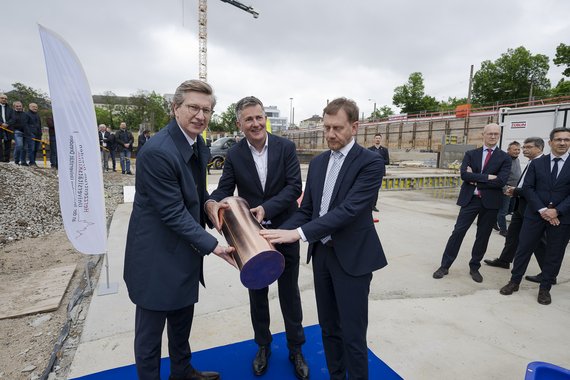 Geschäftsführer Oliver Wehner, Sana Vorstandsvorsitzenden Thomas Lemke und Ministerpräsident Michael Kretzschmer