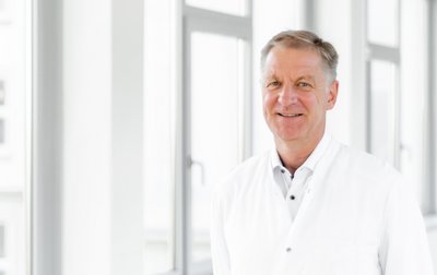 Porträtfoto von Dr. med. Andreas Klamann, Chefarzt der Klinik für Innere Medizin im Sana Klinikum Borna