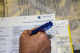 Bei Operationen im Sana Krankenhaus Radevormwald sorgen standardisierte Checklisten dafür, dass keine Fehler passieren. (Foto: Stefan Mülders)