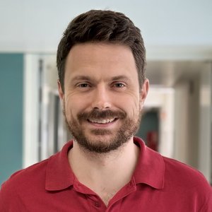 Porträtfoto von Dr. Johannes Hufschmidt, Oberarzt der Klinik für Neonatologie und Pädiatrie der Regio Kliniken
