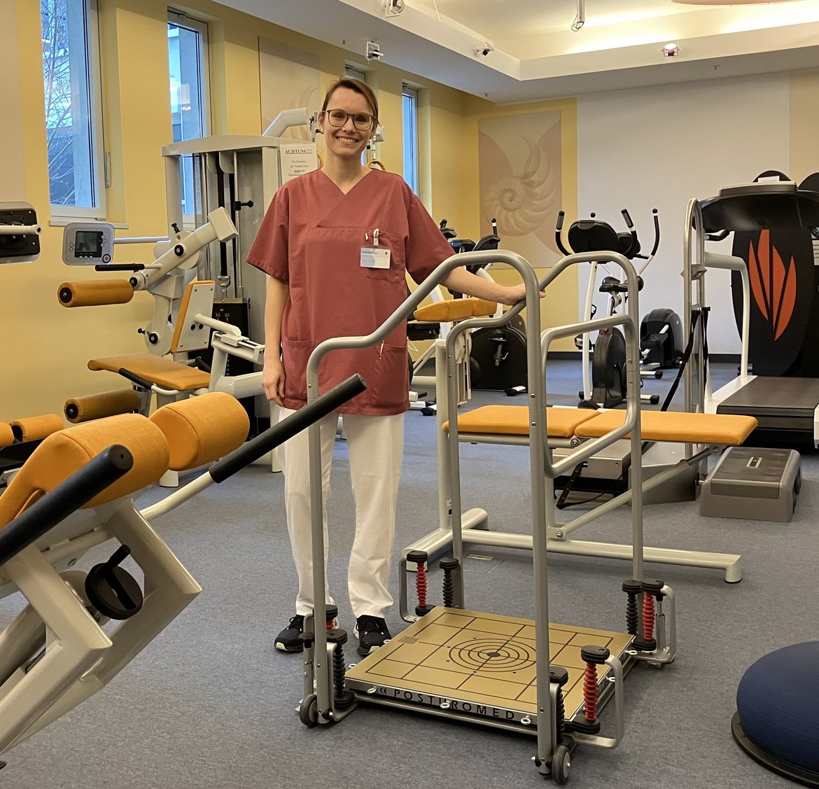Eine Physiotherapeutin steht im Geräteraum der Physiotherapie im Sana-Krankenhaus Rügen
