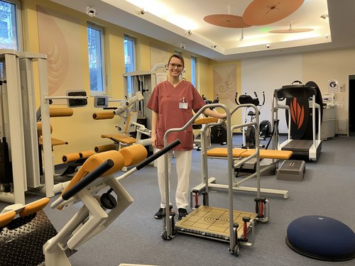 Geräteraum in der Physiotherapie im Sana-Krankenhaus Rügen mit einer Therapeutin