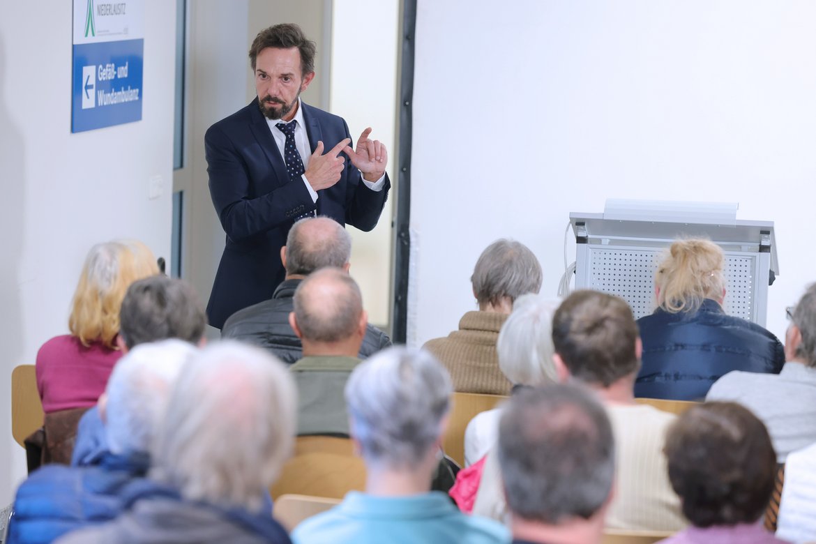 Prof. Dr. Guido Matschuck, Chefarzt der Klinik für Kardiologie und Rhythmologie im Krankenhaus Senftenberg, hält einen Vortrag beim SKN-Herztag.