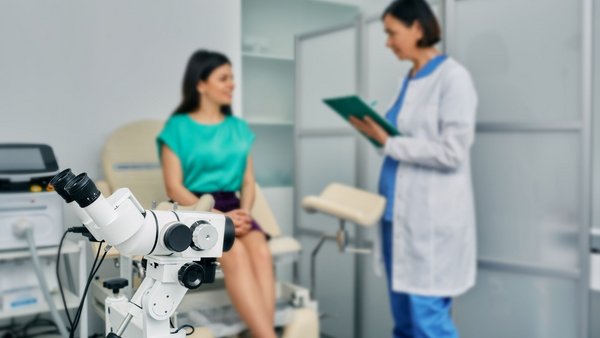 Eine Patientin im Gespräch mit einer Ärztin in einer gynäkologischen Praxis