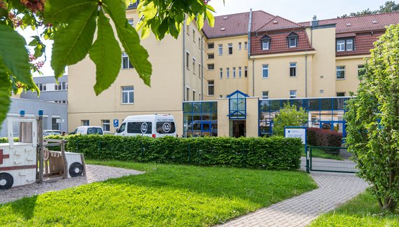 Außenaufnahme der Sana Klinik in Wurzen