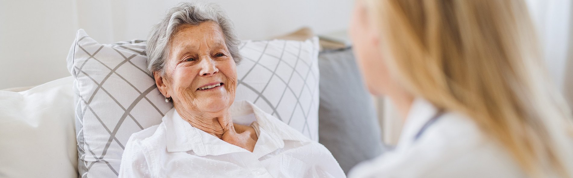 Häusliche Pfege - Seniorin im Bett