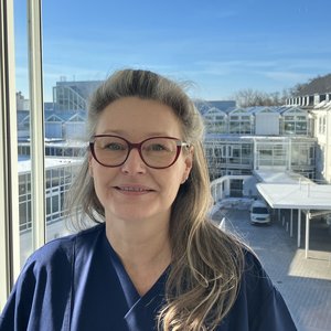 Porträtfoto von Monique Redieck, Leitung des Hospiz im Sana-Krankenhaus Rügen  