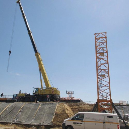 Der Kran wächst in die Höhe. Bei Fertigstellung wird er 54 Meter hoch sein. 