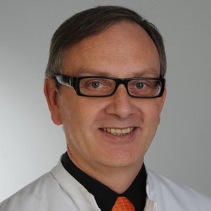 Porträt von Dr. med. Alfons Kreczy, Chefarzt für Pathologie am Sana Klinikum Coburg der Sana Kliniken Oberfranken