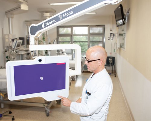 Dr. Torsten Schwalm, Chefarzt der Inneren Medizin im Sana-Krankenhaus Hürth, startet das System „mona“. (Foto: Stefan Mülders)