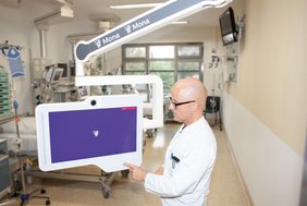 Dr. Torsten Schwalm, Chefarzt der Inneren Medizin im Sana-Krankenhaus Hürth, startet das System „mona“. (Foto: Stefan Mülders)