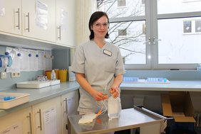 Denise Kormannshaus hat sich auf dem zweiten Bildungsweg für eine Ausbildung zur Gesundheits- und Krankenpflegerin entschieden. (Foto: Stefan Mülders)