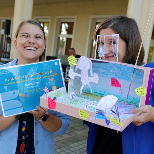 Siegerehrung beim Kita-Bastelwettbewerb. Mitarbeiterinnen der Kinderklinik präsentieren eine der Einsendungen.