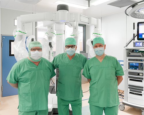 Die Drei Bornaer Viszeralchirurgen Andreas Schöche, Dr. Andreas Metzig und Dr. Ingo Langer vor dem da Vinci Operatinssystem im OP-Bereich der Sana Kliniken Leipziger Land in Borna