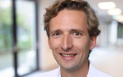 Porträtfoto Dr. med. Simon Ohm, Leitender Oberarzt Medizinische Klinik Innere Medizin, Kardiologie, Sportmedizin, Notfallmedizin am Sana Krankenhaus Benrath