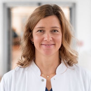 Porträtfoto von Dr. med. Jennifer Schliecker, Assistenzärztin der Klinik für Urologie im Sana Klinikum Borna