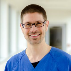 Das Bild zeigt den Bornaer Gastroeneterologen Dr. Johannes Allmendinger, der  in Borna die Kaselendoskopie des Dünndarms durchführt 