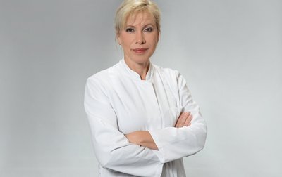 Prof. Dr. med. Elke Wagler, Fachärztin für Chirurgie, in ihrer Rolle als Chefärztin.