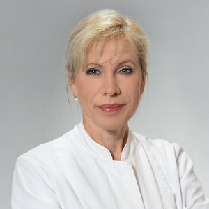 Prof. Dr. med. Elke Wagler, Fachärztin für Chirurgie, in ihrer Rolle als Chefärztin.