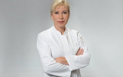 Prof. Dr. med. Elke Wagler, Fachärztin für Chirurgie, in ihrer Rolle als Chefärztin.