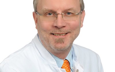Porträt von Dr. med. Constantin Zühlke, Chefarzt für Neuroradiologie am Klinikum Coburg der Sana Kliniken Oberfranken.