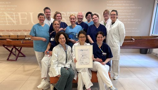 Gruppenfoto des Teams der Palliativstation an den Sana Kliniken Lübeck mit dem Zertifikat.