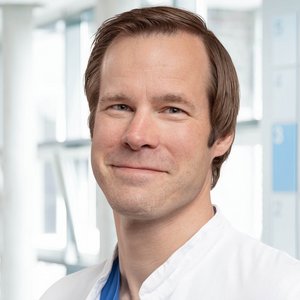 Porträtfoto von Jasper Killat, Oberarzt der Klinik für Anästhesiologie der Regio Kliniken
