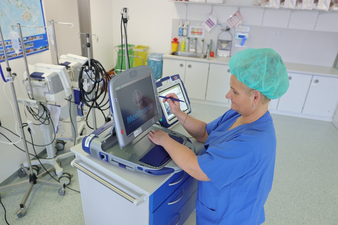 Kardiotechnikerin Karen Mettke bei den Vorbereitungen für eine Operation.