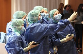 <p>Der Moment in OP-Kleidung wird natürlich auch begeistert auf dem Smartphone festgehalten.</p>