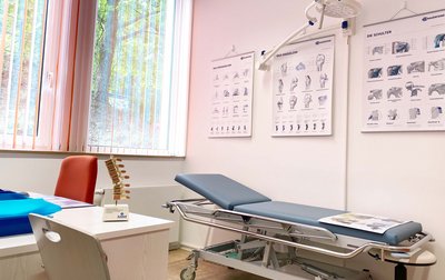 Arztzimmer in der chirurgischen Praxis mit Behandlungsliege