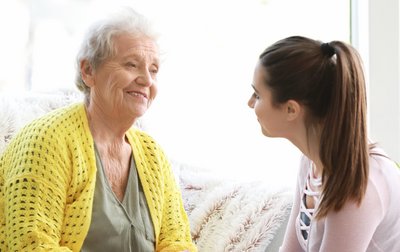 Seniorin im Gespräch