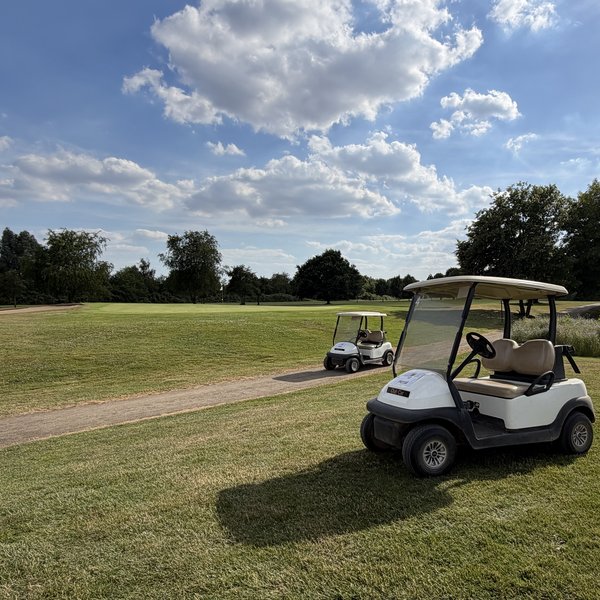 Zwei Golfwagen auf dem Platz des Kölner Golfclubs (KGC) in Köln-Worringen