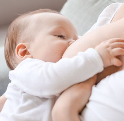Stillendes Baby Baby beim Stillen im Arm der Mutter