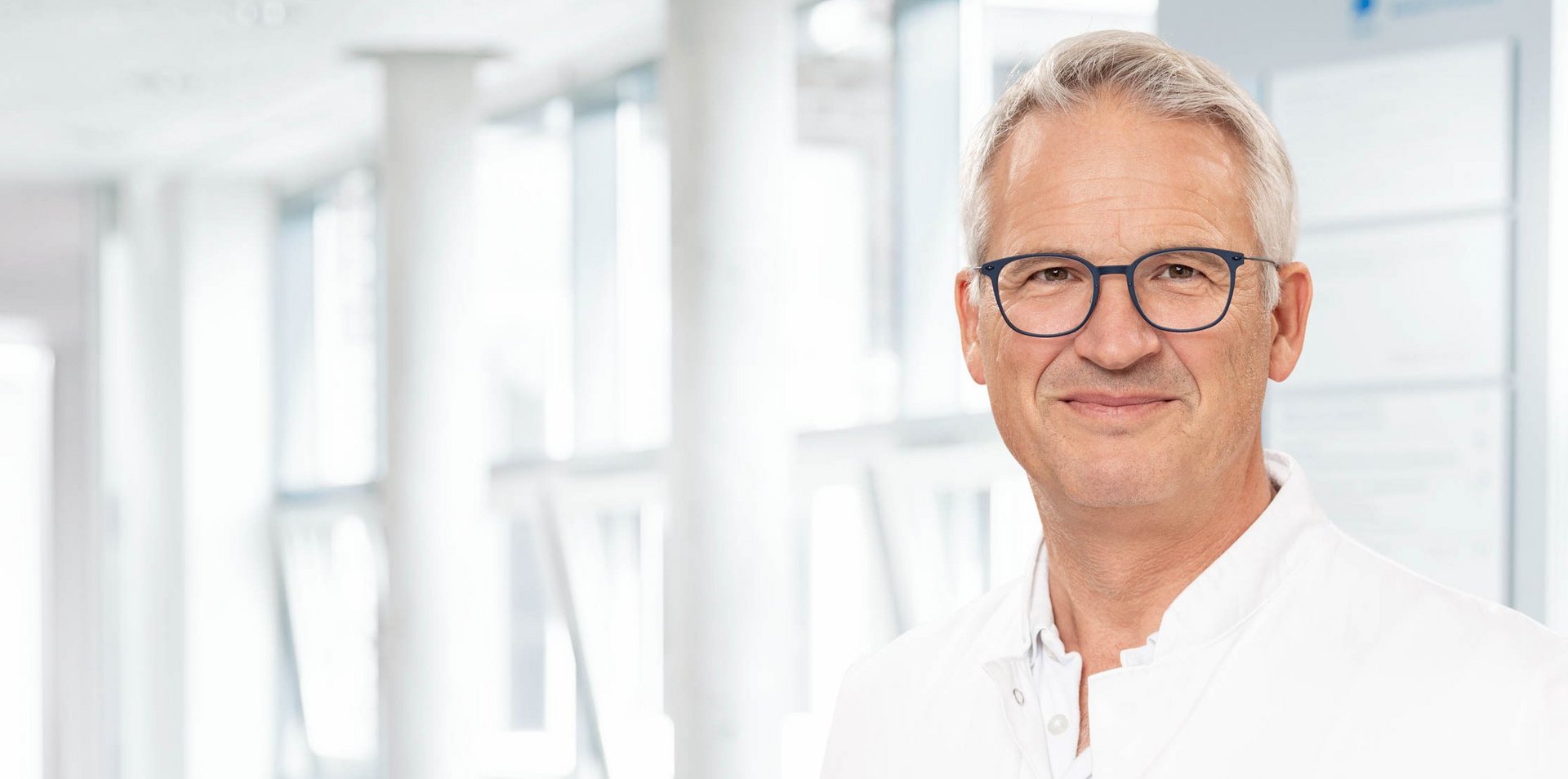 Porträtfoto von Dr. Thomas Demmel, Chefarzt der Wirbelsäulenchirurgie sowie des Wirbelsäulenzentrum der Regio Kliniken