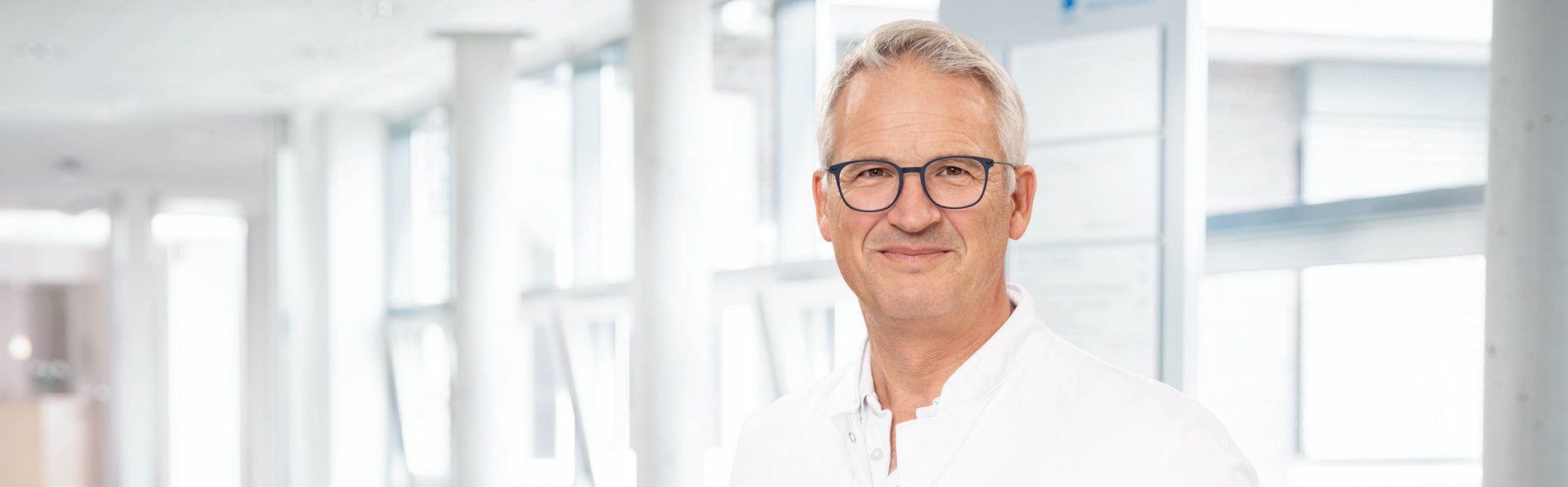 Porträtfoto von Dr. Thomas Demmel, Chefarzt der Wirbelsäulenchirurgie sowie des Wirbelsäulenzentrum der Regio Kliniken