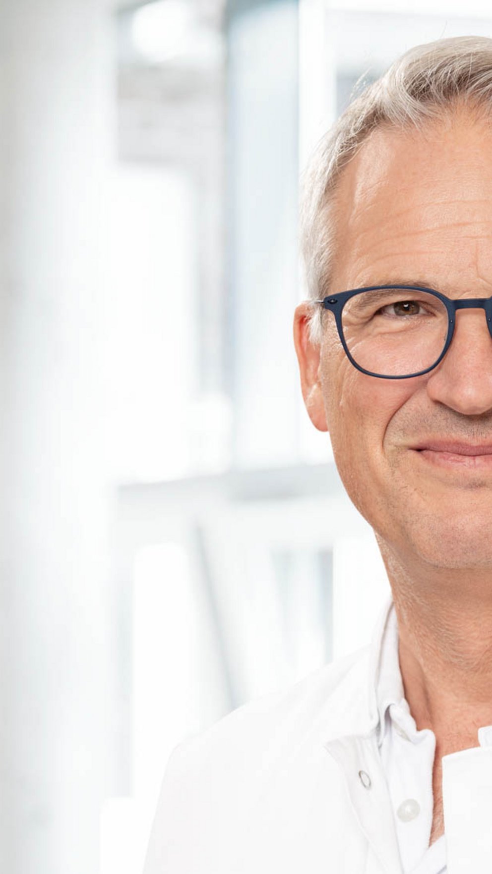 Porträtfoto von Dr. Thomas Demmel, Chefarzt der Wirbelsäulenchirurgie sowie des Wirbelsäulenzentrum der Regio Kliniken